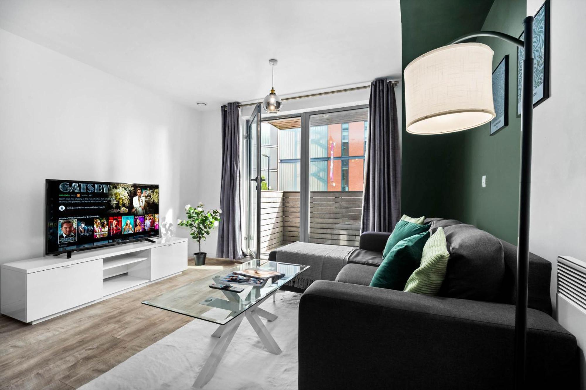 Stylish - Centre - Balcony - Fast Wifi - Netflix - Rated - 83s *