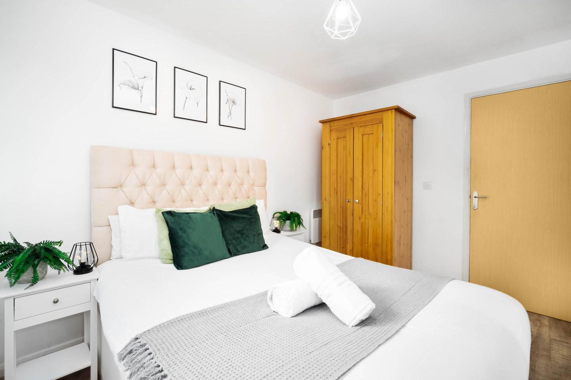 Stylish - Centre - Balcony - Fast Wifi - Netflix - Rated - 83s *